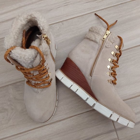 Diba True Beige Suede Platform Wedge Lace Up Ankle Bootie Flats.   Size 9M - Picture 1 of 5